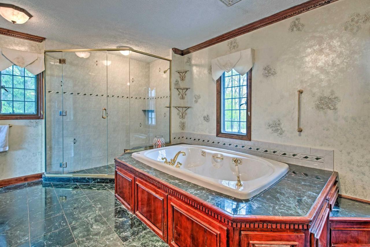 Large With Hot Tub And Mountain Views! Holiday home Hazleton