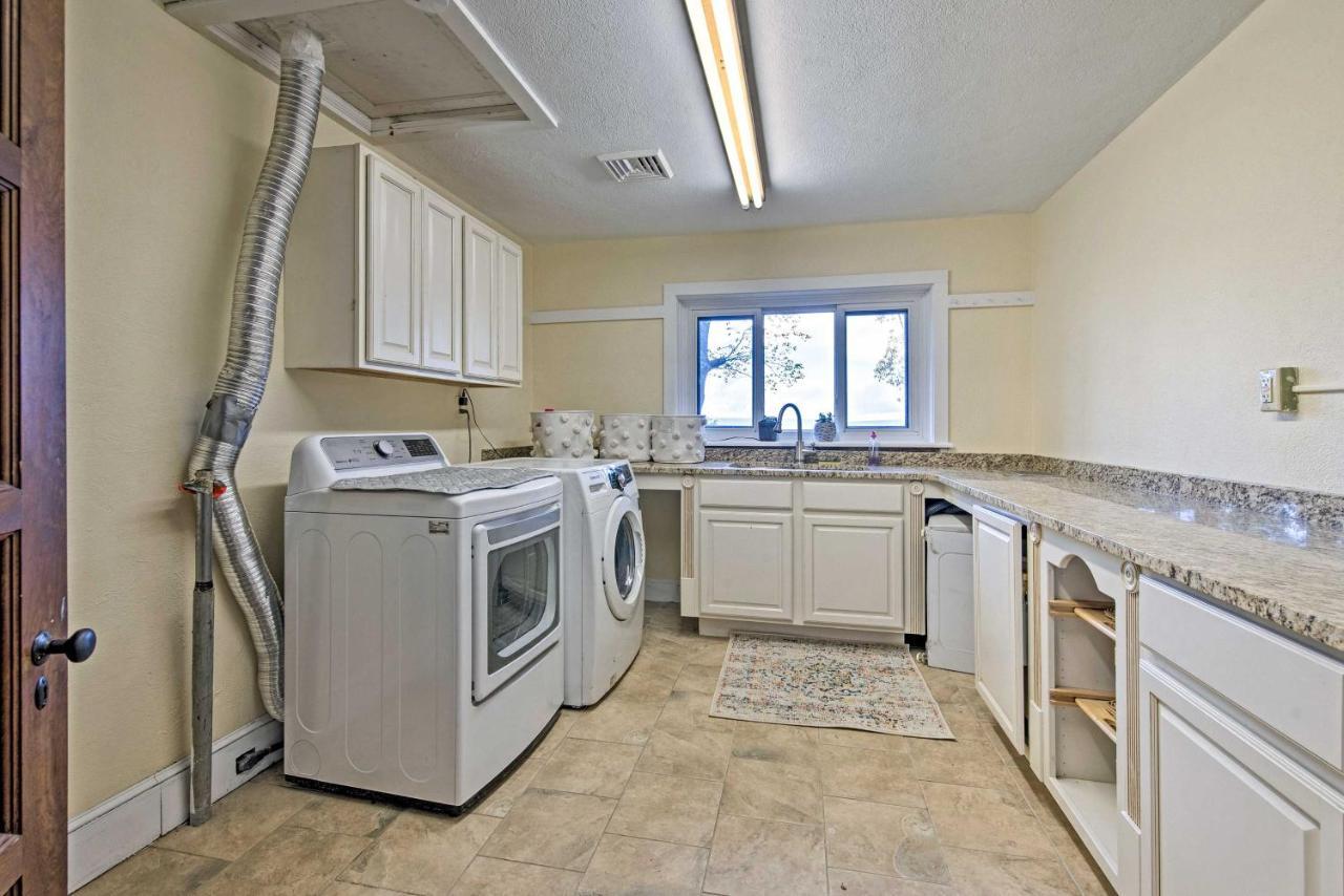 Large With Hot Tub And Mountain Views! Hazleton