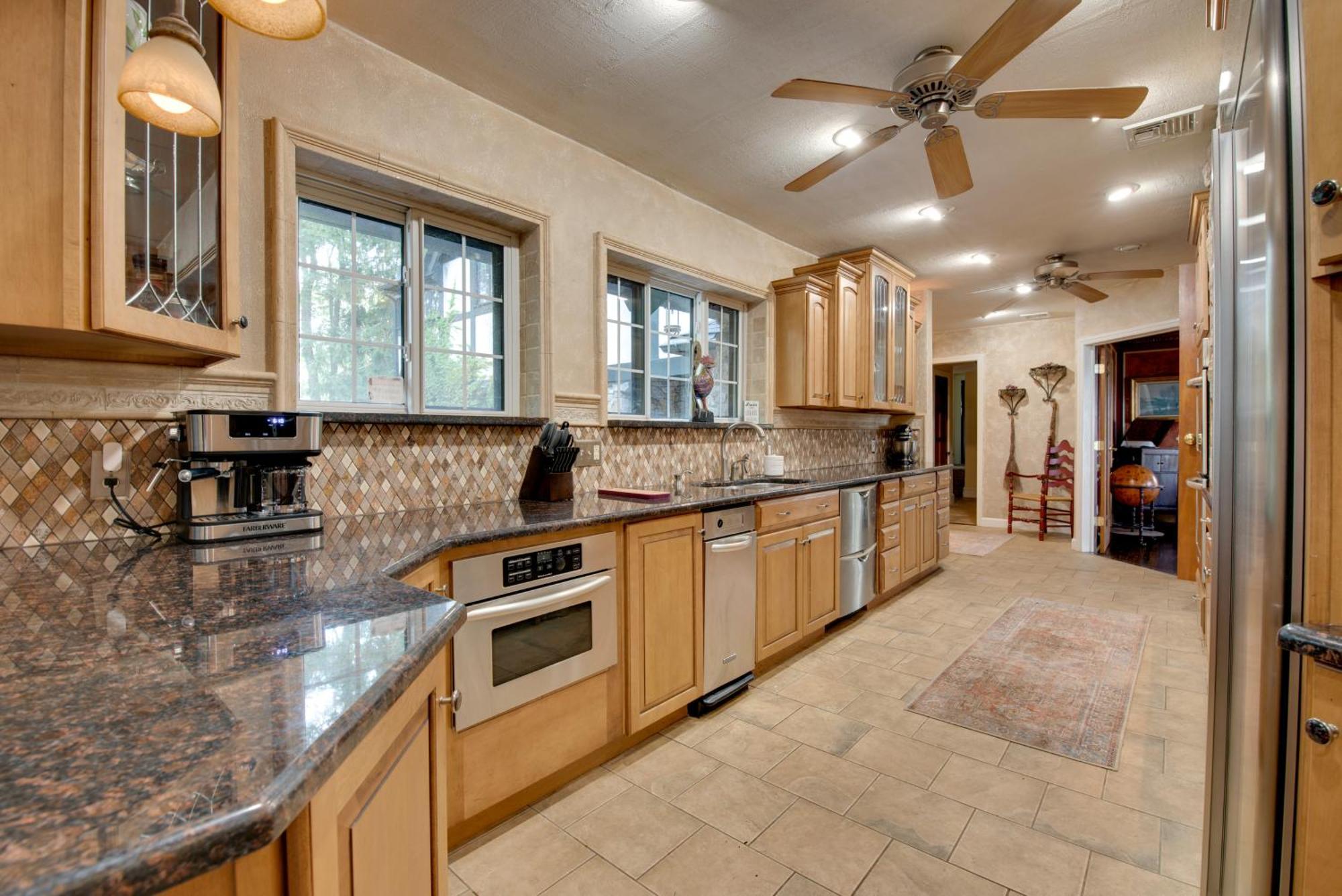 Large With Hot Tub And Mountain Views! Hazleton