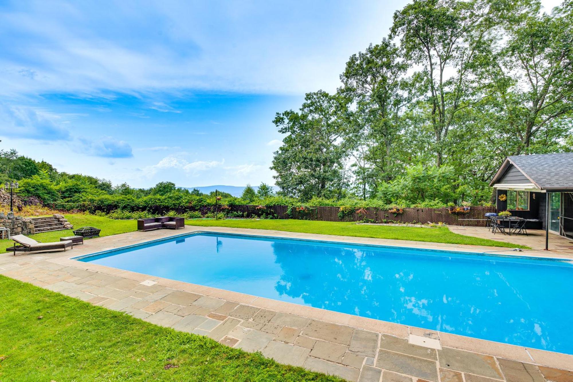 Large With Hot Tub And Mountain Views! *