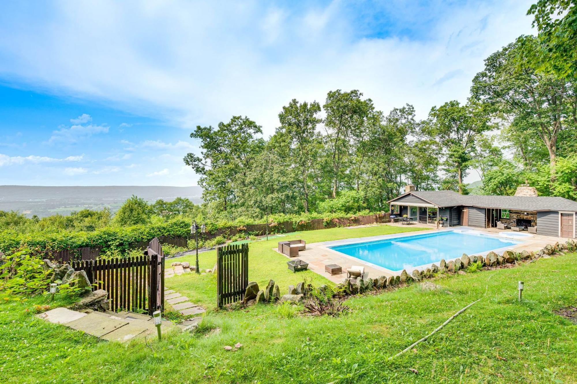 Large With Hot Tub And Mountain Views! Hazleton