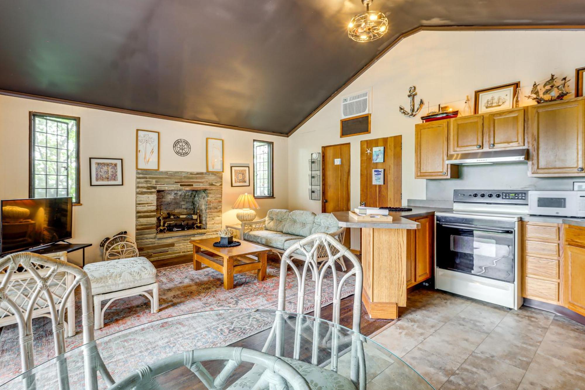 Large With Hot Tub And Mountain Views!