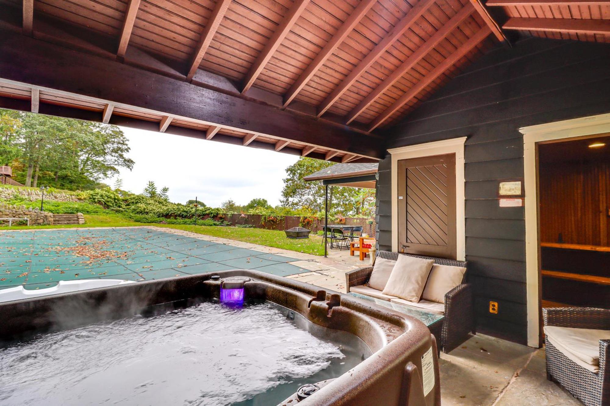 Large With Hot Tub And Mountain Views! Holiday home