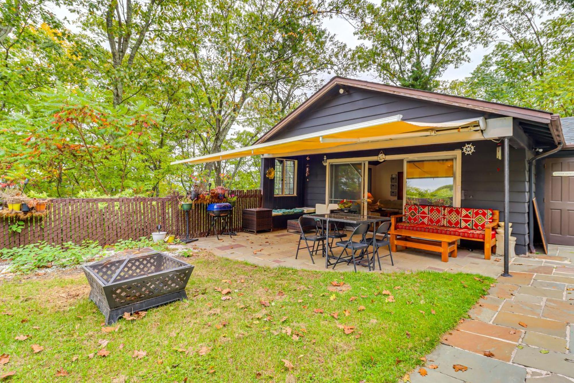 Large With Hot Tub And Mountain Views! Holiday home Hazleton
