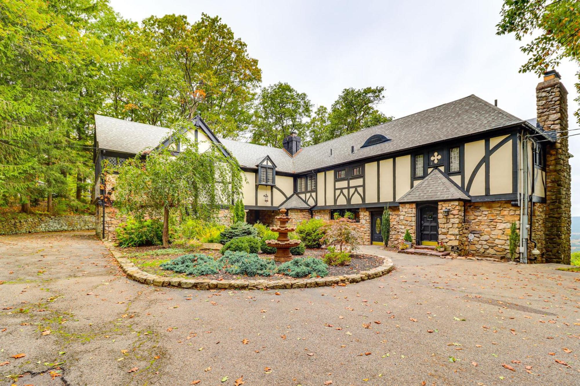 Large With Hot Tub And Mountain Views! *
