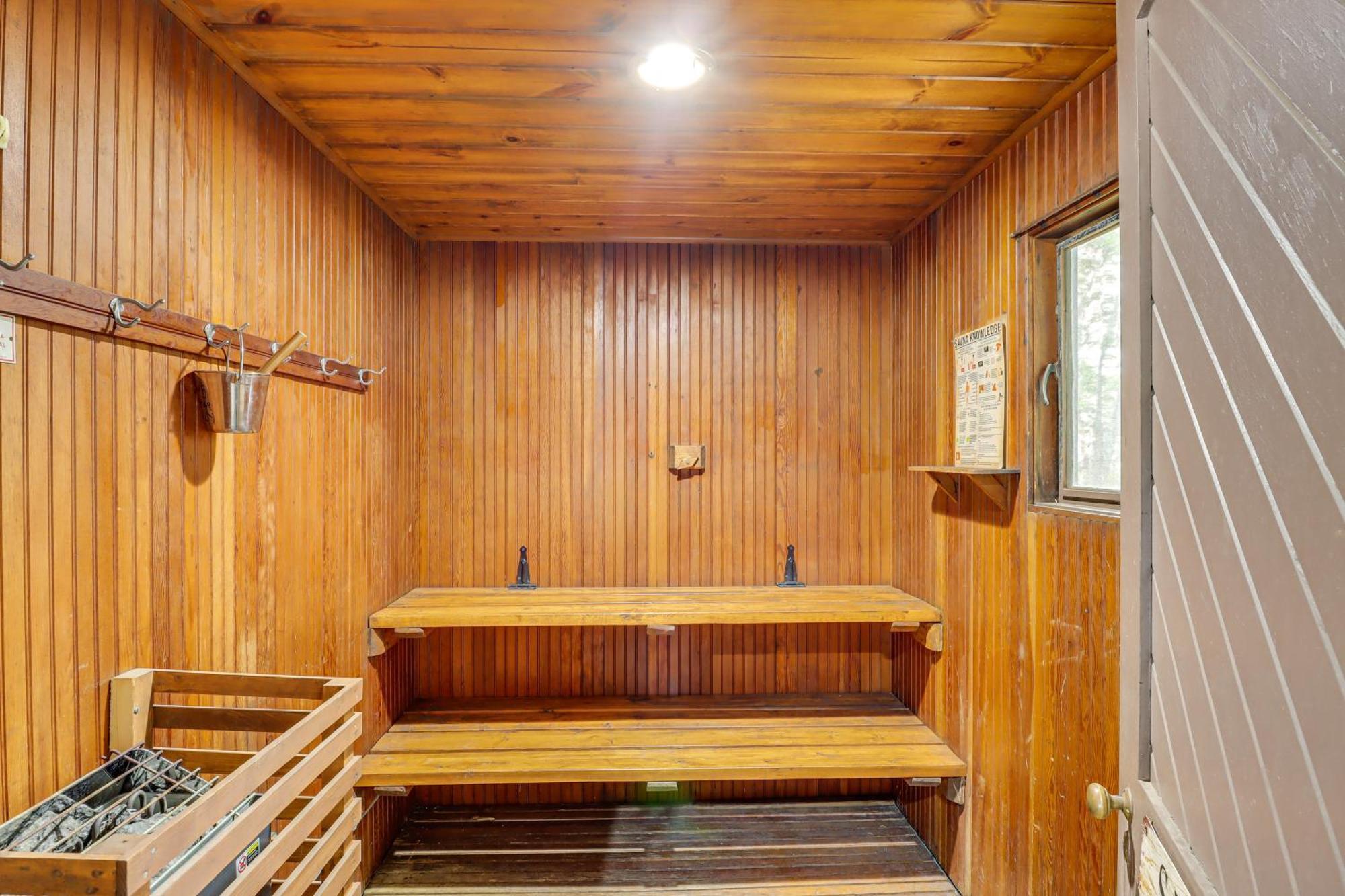 Large With Hot Tub And Mountain Views! Hazleton